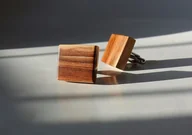 Spinki do mankietów i krawatów - Spinki do mankietów z drewna śliwy - miniaturka - grafika 1