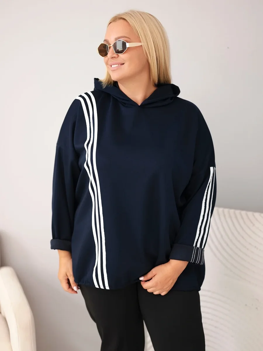 Granatowa bluza damska Plus Size wiskozowa z kapturem i paskami