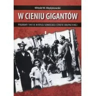 Prawo - W cieniu gigantów Pogromy w 1941 r w byłej sowieckiej strefie okupacyjnej Witold Mędykowski LETNIA WYPRZEDAŻ DO 80% - miniaturka - grafika 1