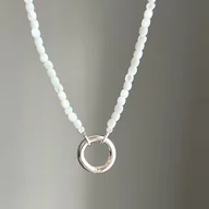 Naszyjniki - Naszyjnik ZAPIĘCIE KOŁO masa perłowa MUSZLA kamienie naturalne biały - miniaturka - grafika 1