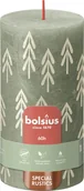 Świece - Świeca pieńkowa Rustic świąteczna oliwka wys. 13 cm Bolsius - miniaturka - grafika 1
