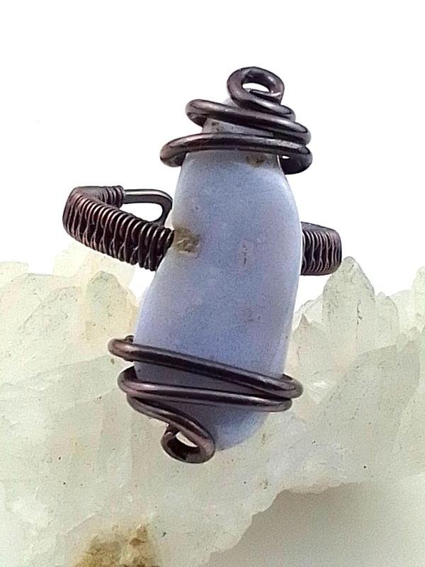 Niebieski chalcedon - pierścionek miedziany 29x14 mm, rozmiar 17 – regulowany, znak Raka, Strzelca, Bliźniąt, Byka, Wagi i Wodnika