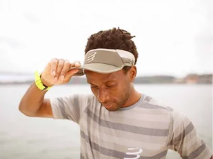 COMPRESSPORT Daszek biegowy ULTRALIGHT VISOR V2 oliwkowy - Czapki i chusty sportowe damskie - miniaturka - grafika 2