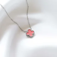 Naszyjniki - Naszyjnik srebrny różowa koniczynka ze stali jubilerskiej - miniaturka - grafika 1