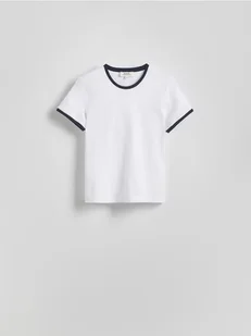 Reserved - T-shirt z kontrastową lamówką - biały - Koszulki i topy damskie - miniaturka - grafika 1