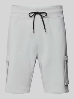 Spodnie sportowe męskie - Szorty z dzianiny dresowej o kroju regular fit z kieszeniami cargo model ‘ICONS’ - grafika 1