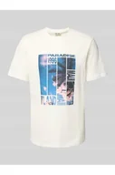 Koszulki męskie - T-shirt o kroju regular fit z nadrukiem z motywem - Only & Sons - miniaturka - grafika 1