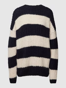 Sweter z dzianiny ze wzorem w paski i okrągłym dekoltem - Swetry damskie - miniaturka - grafika 1