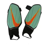 Piłka nożna - Nike, Nagolenniki Charge Y, SP2165, 379 - miniaturka - grafika 1