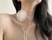 Naszyjniki - biały damski CHOKER na rzemyku NASZYJNIK kwiat RÓŻA na szyję elegancki - miniaturka - grafika 1