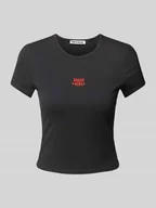 Koszulki i topy damskie - T-shirt z wyhaftowanym logo - miniaturka - grafika 1