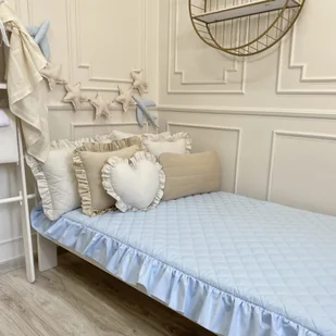 PIKOWANA NARZUTA 90x200cm NIEBIESKA Z FALBANĄ - Koce i narzuty dla dzieci - miniaturka - grafika 1