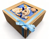 Gryzaki dla dzieci - Prezent na narodziny chłopca GIFT BOX w niebieskim kolorze: grzechotka/gryzak, zawieszka do smoczka, kocyk w eko pudełku - miniaturka - grafika 1
