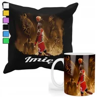 Gadżety dla niej i dla niego - ZESTAW KUBEK + PODUSZKA Z POSZEWKĄ- PREZENT DLA FANA KOSZYKARZ NBA MJ + IMI - miniaturka - grafika 1