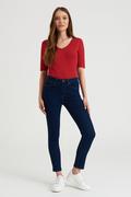 Spodnie damskie - Ciemnogranatowe jeansy slim fit, regularny stan - Greenpoint - miniaturka - grafika 1