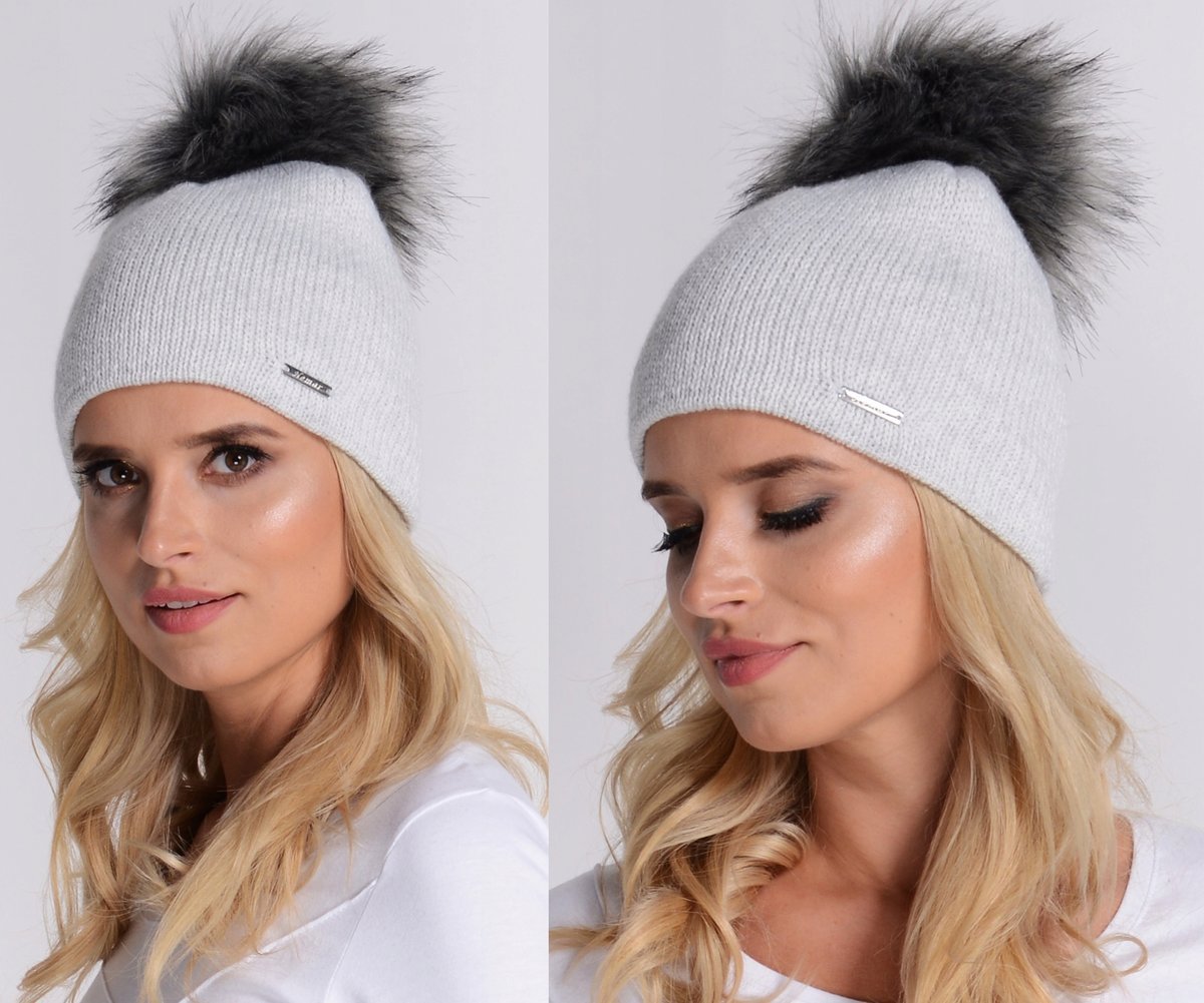 POLSKA Gładka CZAPKA z futrzanym pomponem SZARA A1