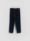 Spodnie i spodenki dla chłopców - Reserved - Strukturalne spodnie chino z paskiem - granatowy - miniaturka - grafika 1