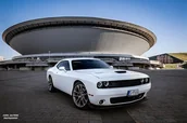 Czasopisma - Jazda Dodge Challenger ulicami miast - miniaturka - grafika 1