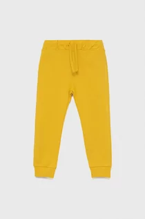 Spodnie i spodenki dla chłopców - Benetton United Colors of United Colors of spodnie bawełniane dziecięce kolor żółty z nadrukiem - grafika 1