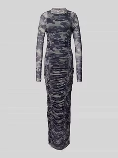 Sukienki - Długa sukienka ze wzorem moro - grafika 1