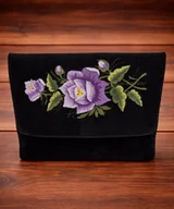 Torebki damskie - Torebka kopertówka haftowana na ramię aksamit ze wzorem łowickim - fioletowa róża - miniaturka - grafika 1