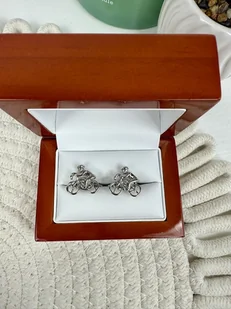 SPINKI DO MANKIETÓW srebrne rowerzysta rower kolarz - Spinki do mankietów i krawatów SPINKI DO MANKIETÓW srebrne rowerzysta rower kolarz - Spinki do mankietów i krawatów - miniaturka - grafika 1