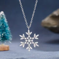 Wisiorki - TEMU READKISS Naszyjnik z Wisiorkiem Śnieżynka dla Kobiet z Syntetycznym Cyrkonem - Elegancka Biżuteria na Boże Narodzenie, Prezent na Święta, - miniaturka - grafika 1