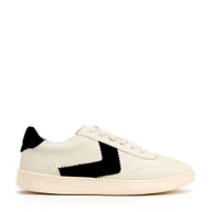 Półbuty męskie - Zamszowe sneakersy z kontrastowymi wstawkami z ekoskóry beżowo - czarne - miniaturka - grafika 1