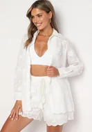 Komplety damskie - Biały Bawełniany Komplet z Haftowanej Tkaniny Koszula z Długim Rękawem i Szorty z Ozdobnymi Chwostami Meavira - miniaturka - grafika 1