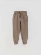 Spodnie i spodenki dla chłopców - Reserved - Joggery z bawełną - ciemnobrązowy - miniaturka - grafika 1