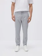 Spodnie męskie - Reserved - Spodnie carrot slim w kratę - jasnoszary - miniaturka - grafika 1