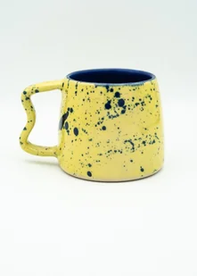 Żółty ceramiczny kubek z falistym uszkiem - Kubki - miniaturka - grafika 1
