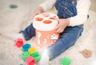 Sorter kształtów - Łososiowe wiaderko z klockami pobudza logiczne myślenie - Sortery dla dzieci - miniaturka - grafika 1