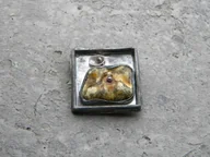 Broszki - Kwadrat z bursztynem - broszka - miniaturka - grafika 1