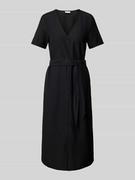 Sukienki - Sukienka o długości do kolan z wiązanym paskiem model ‘PRISILLA’ - miniaturka - grafika 1