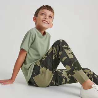 Spodnie i spodenki dla chłopców - Reserved - Dresowe spodnie moro - Khaki - grafika 1