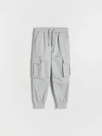 Spodnie i spodenki dla chłopców - Reserved - Joggery z kieszeniami - jasnoszary - miniaturka - grafika 1