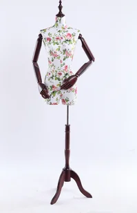 Damski manekin krawiecki B4-0, górna część ciała pokryta tkaniną z drewnianą pokrywą, ramiona i palce również wykonane z drewna. Regulowana podstawa z ciemnego drewna - Manekiny wystawowe - miniaturka - grafika 1