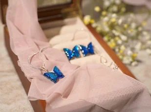 Komplet biżuterii z żywicy z niebieskimi brokatowymi motylami - Zestawy biżuterii dla kobiet Komplet biżuterii z żywicy z niebieskimi brokatowymi motylami - Zestawy biżuterii dla kobiet - miniaturka - grafika 1