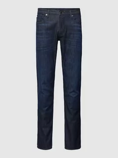 Spodnie męskie - Jeansy o kroju regular fit z 5 kieszeniami - grafika 1