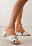 Klapki i japonki damskie - Białe Klapki na Słupku w Eleganckim Stylu Zdobione Podłużną Aplikacją Achythia - miniaturka - grafika 1