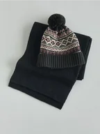 Czapki męskie - Reserved - Wzorzysta czapka z pomponem - czarny - miniaturka - grafika 1