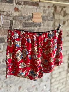 Piżamy damskie - Piżamka szorty z wiskozy w kwiaty na czerwonym tle - grafika 1