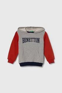 Bluzy dla chłopców - United Colors of Benetton bluza bawełniana dziecięca kolor szary z kapturem wzorzysta - grafika 1