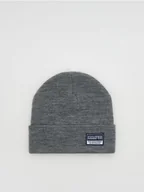 Czapki damskie - Reserved - Czapka z naszywką - ciemnoszary - miniaturka - grafika 1