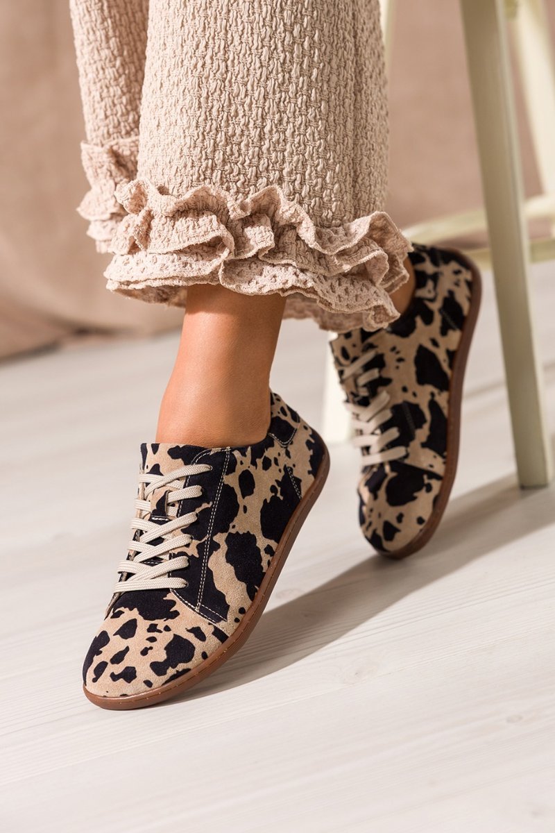 Beżowe buty barefoot skórzane damskie szerokie w czarne krowie łaty na elastycznej płaskiej podeszwie sznurowane PRODUKT POLSKI Casu N1120-41