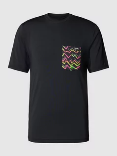 Koszulki męskie - T-shirt o luźnym kroju z kieszenią na piersi model ‘TEAM POCKET’ - grafika 1