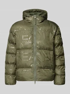 Kurtka pikowana o kroju regular fit z nadrukiem logo na całej powierzchni model ‘MOUNTAIN’ - Kurtki męskie - miniaturka - grafika 1