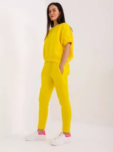 Komplet dresowy żółty casual bluza i spodnie dekolt okrągły rękaw krótki nogawka zwężana długość długa ocieplenie naszywki - Dresy damskie - miniaturka - grafika 1