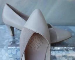 SKÓRZANE czółenko beżowe Eleganckie szersze obcas 45 - Czółenka - miniaturka - grafika 1